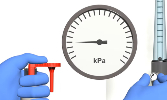 Using a Uniflow breathing system leak tester